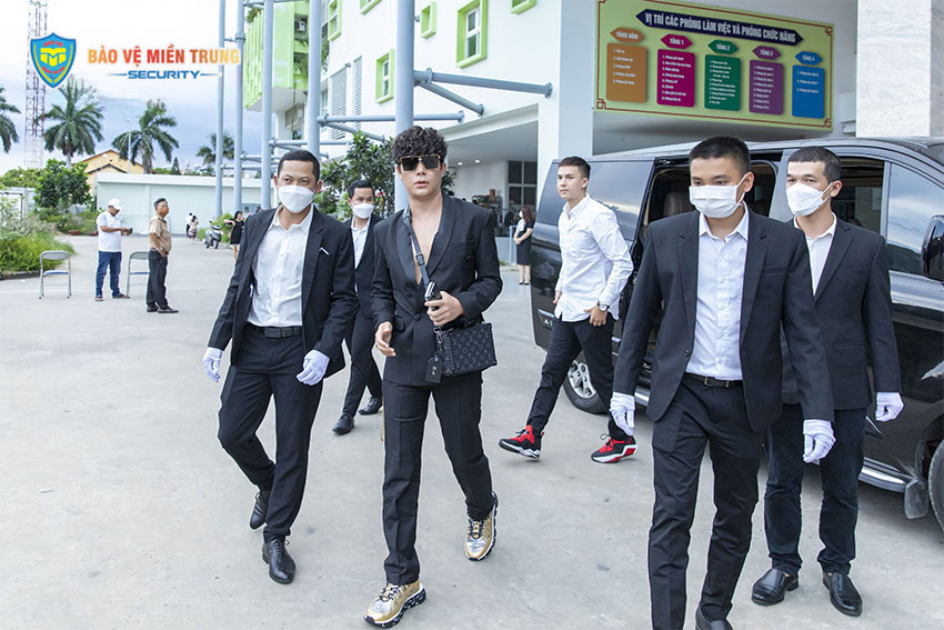 Bảo vệ yếu nhân - hộ tống đoàn